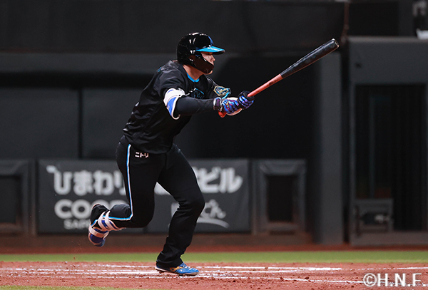 5回裏、センターへヒットを放つ田宮選手