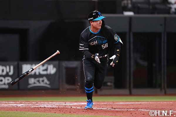 5回裏、センターへヒットを放つ奈良間選手