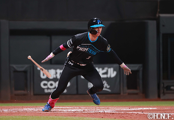 6回裏、ライトへ二塁打を放つ加藤豪選手01