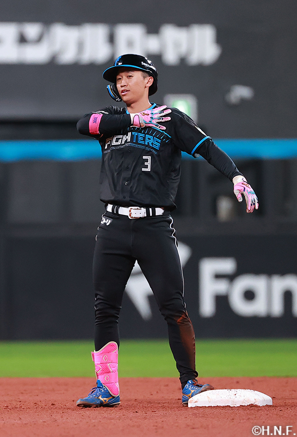 6回裏、ライトへ二塁打を放つ加藤豪選手02