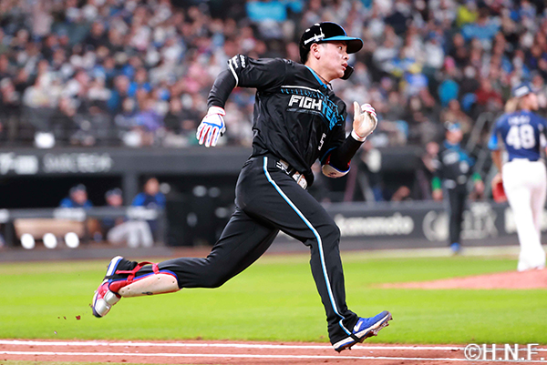 7回裏、ライトへ二塁打を放つ野村選手