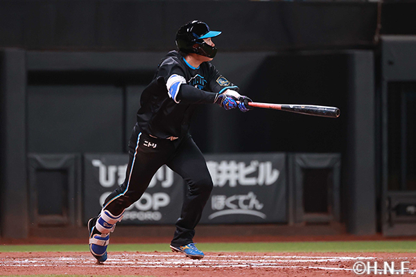 7回裏、レフトへヒットを放つ田宮選手01