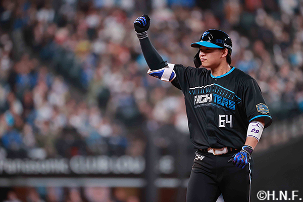 7回裏、レフトへヒットを放つ田宮選手02