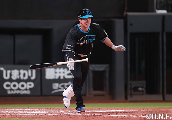 7回裏、ライトへヒットを放つ松本剛選手