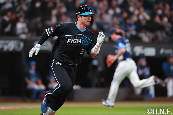 7回裏、ライトへヒットを放つ郡司選手02