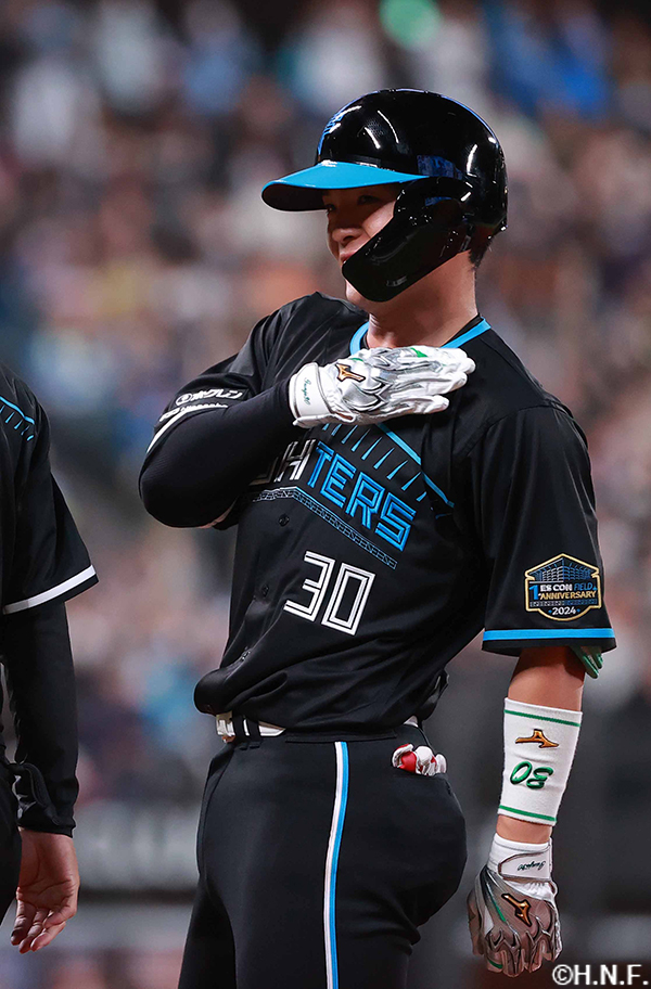 7回裏、ライトへヒットを放つ郡司選手03"