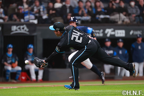 8回表、ホームヘ送球する金村投手