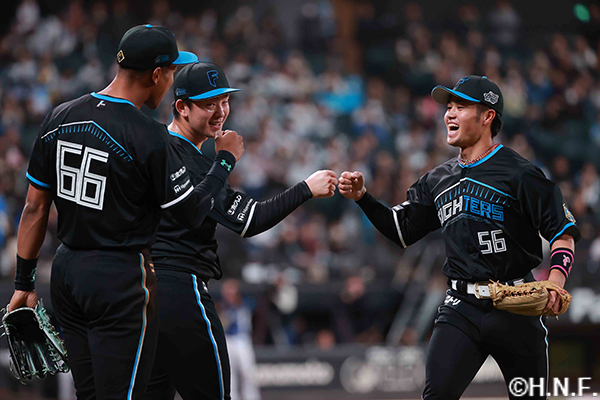 12回表を抑えた北浦投手と細川選手