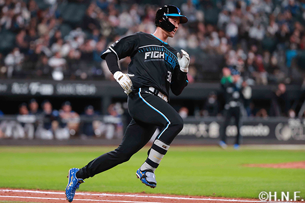 12回裏、センターへヒットを放った石井選手