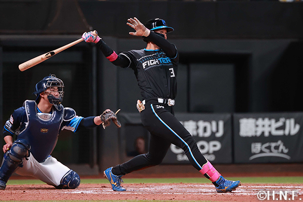 12回裏、ライトへヒットを放つ加藤豪選手01