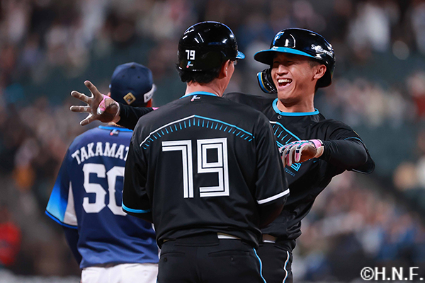 12回裏、ライトへヒットを放つ加藤豪選手02