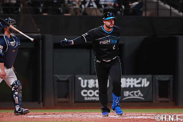 12回裏、センターへサヨナラ犠牲フライを放つマルティネス選手02