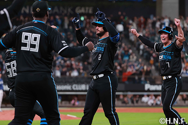 12回裏、センターへサヨナラ犠牲フライを放つマルティネス選手03"