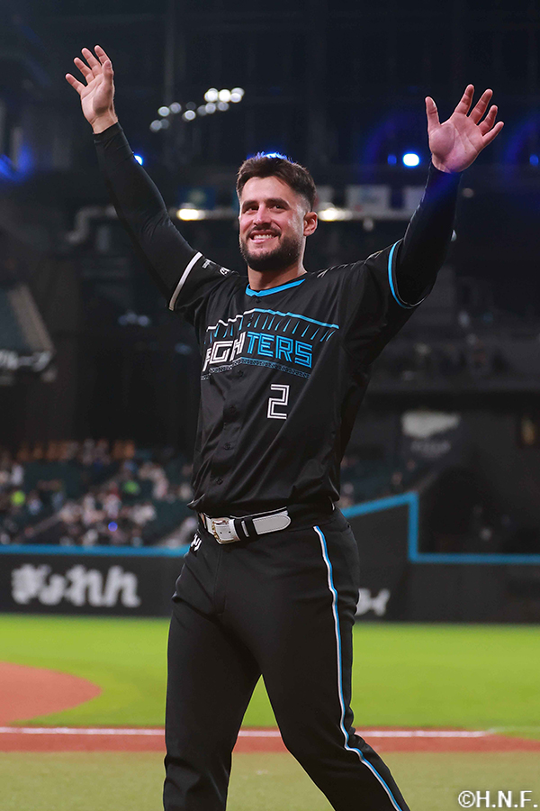 12回裏、センターへサヨナラ犠牲フライを放つマルティネス選手04"