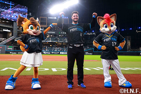 ヒーローのマルティネス選手01"