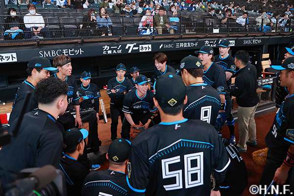 試合前、円陣を組む選手たち"