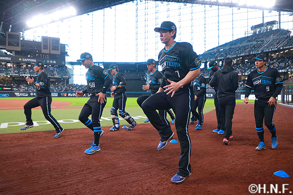 試合前の選手たち01"