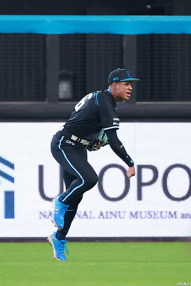 1回表、二塁走者をアウトにする万波選手
