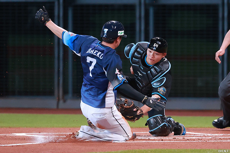 1回表、二塁走者をアウトにする田宮選手