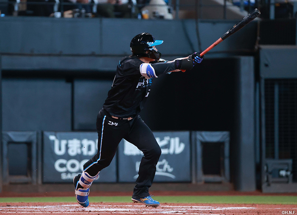 2回裏、レフトへヒットを放つ田宮選手