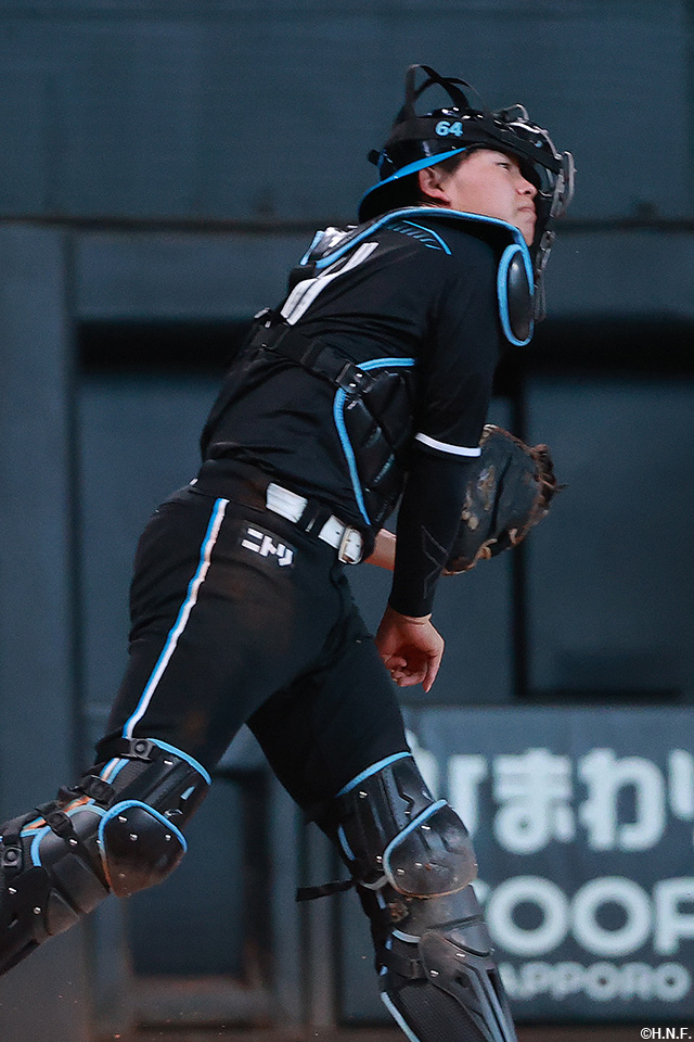 3回表、盗塁を阻止する田宮選手01