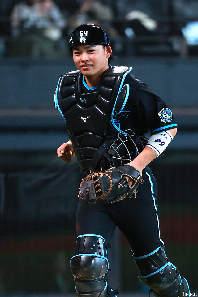 3回表、盗塁を阻止する田宮選手02