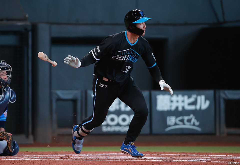 3回裏、センターへヒットを放つ石井選手