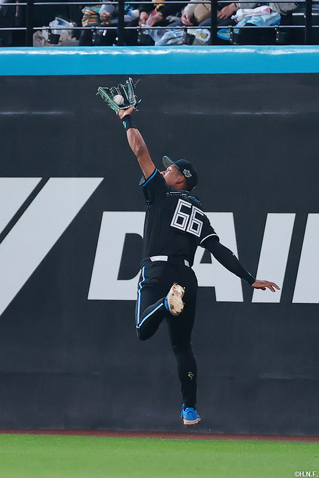 5回表、好守をみせる万波選手