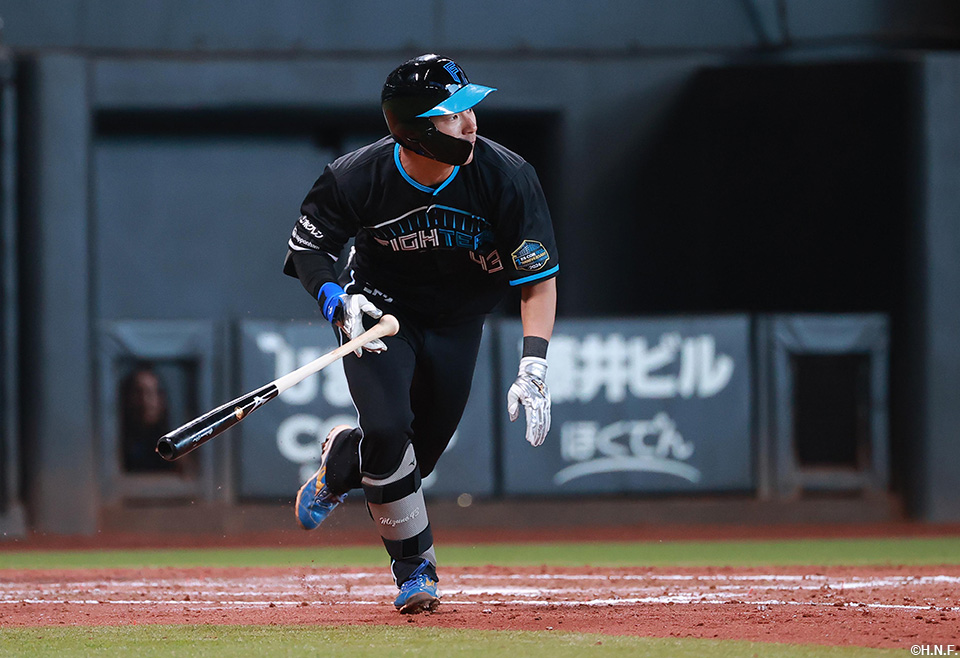 5回裏、センターへヒットを放つ水野選手