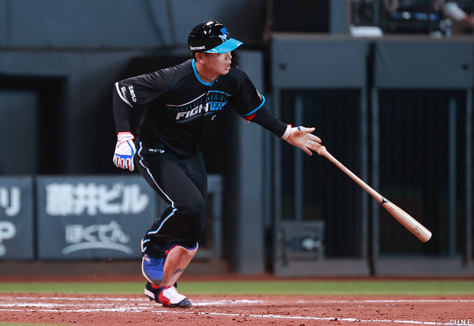 5回裏、失策を誘い出塁する野村選手