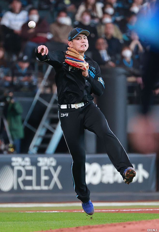 6回表、好守をみせる野村選手