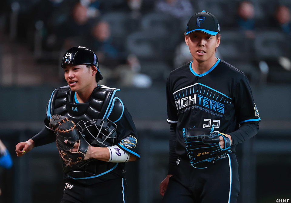 7回表を抑えた杉浦投手と田宮選手