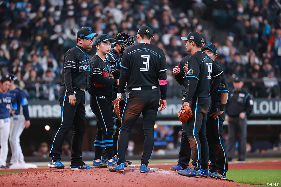 9回表、マウンドへ集まる選手たち