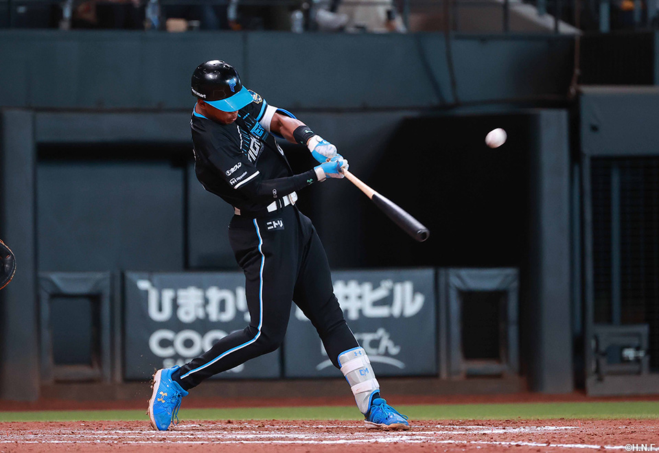 9回裏、二塁打を放つ万波選手