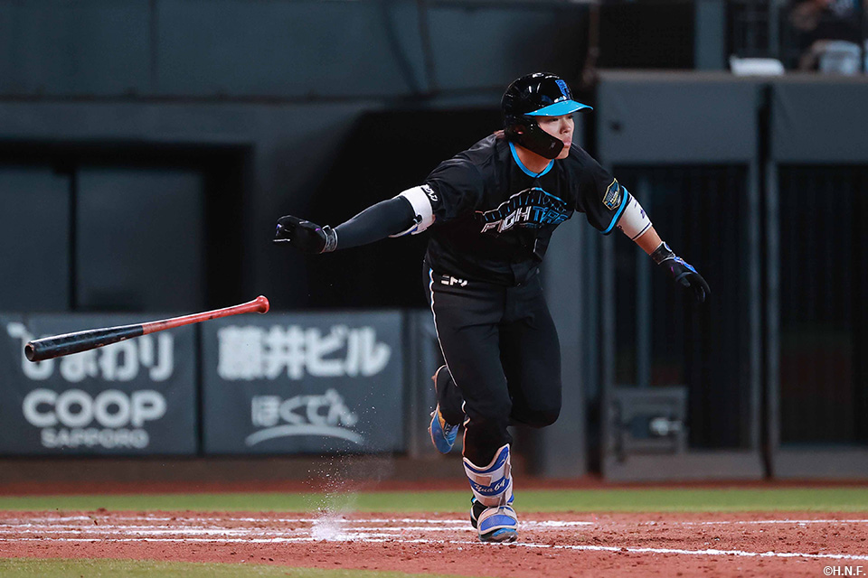 9回裏、ライトへヒットを放つ田宮選手01