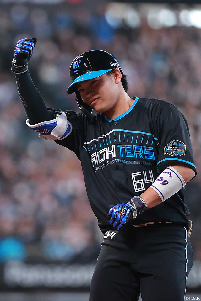 9回裏、ライトへヒットを放つ田宮選手02