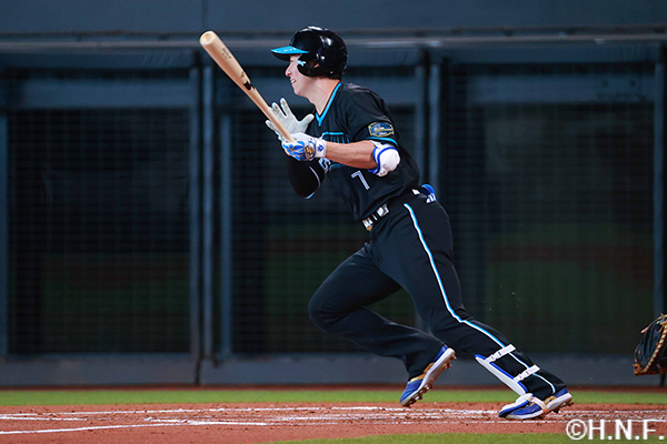 1回裏、ライトへヒットを放つ松本剛選手