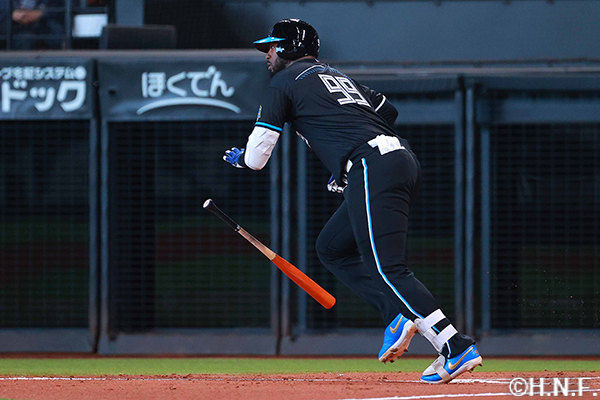 3回裏、センターへ二塁打を放つレイエス選手