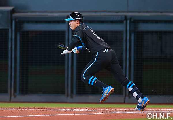 8回裏、ライトへヒットを放つ中島選手
