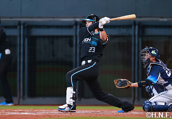 8回裏、失策を誘い出塁する伏見選手