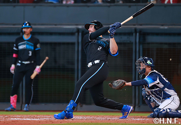 9回裏、センターへ二塁打を放つマルティネス選手01