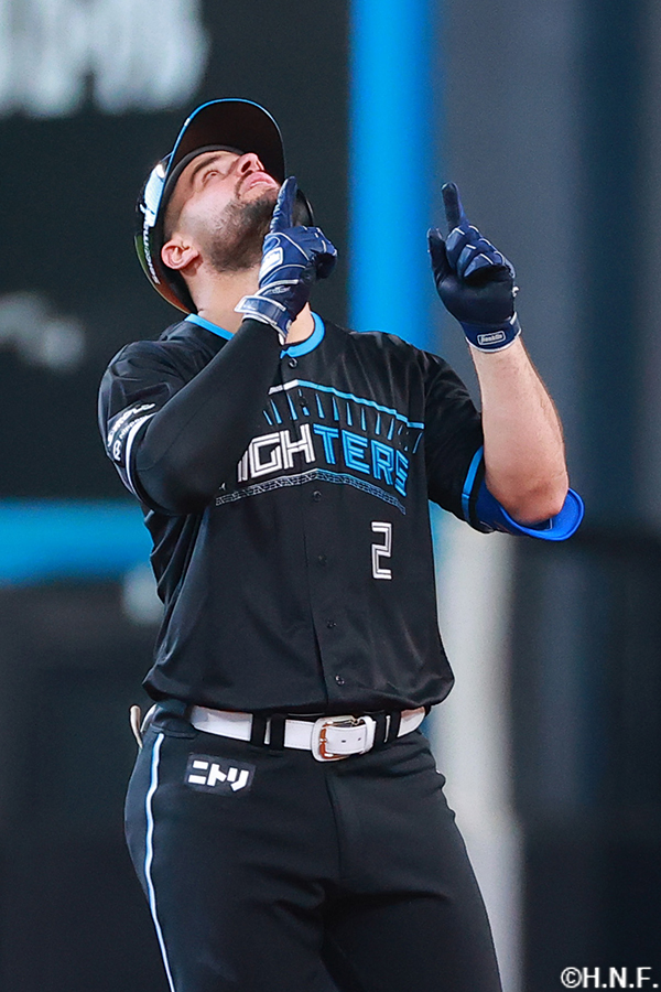 9回裏、センターへ二塁打を放つマルティネス選手02