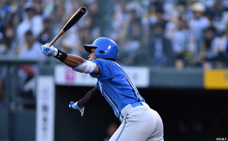 1回表、先制適時打を放つ万波選手