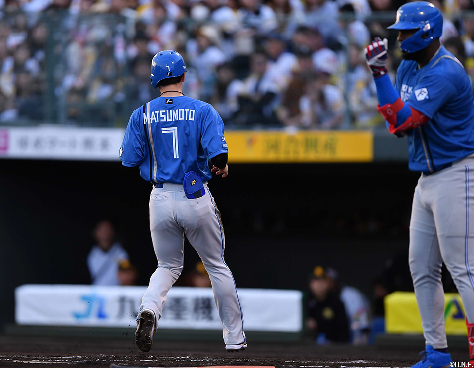 1回表、押し出し四球を選んだレイエス選手と生還した松本剛選手