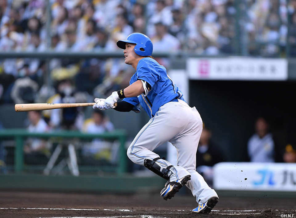 1回表、犠牲フライを放つ伏見選手