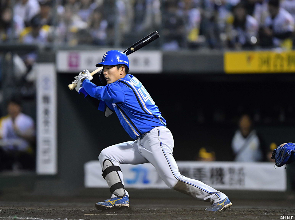 5回表、相手失策を誘い出塁する水野選手