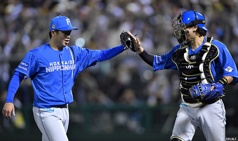 7回裏を無失点に抑えた金村投手と伏見選手