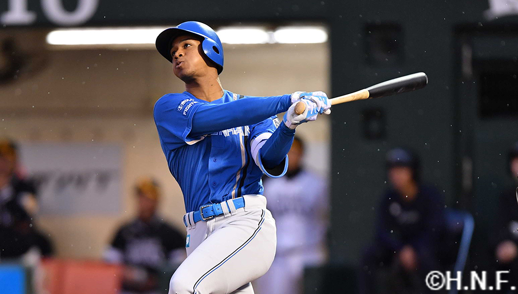 1回表、レフトへ先制の本塁打を放つ万波選手