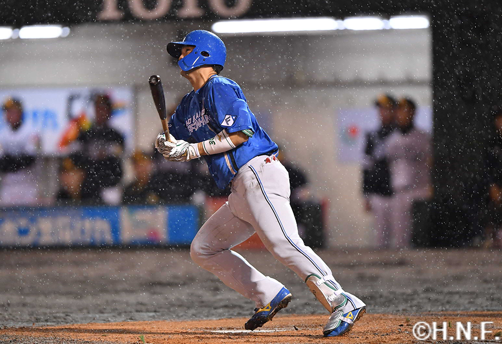 3回表、レフトへ本塁打を放つ郡司選手01