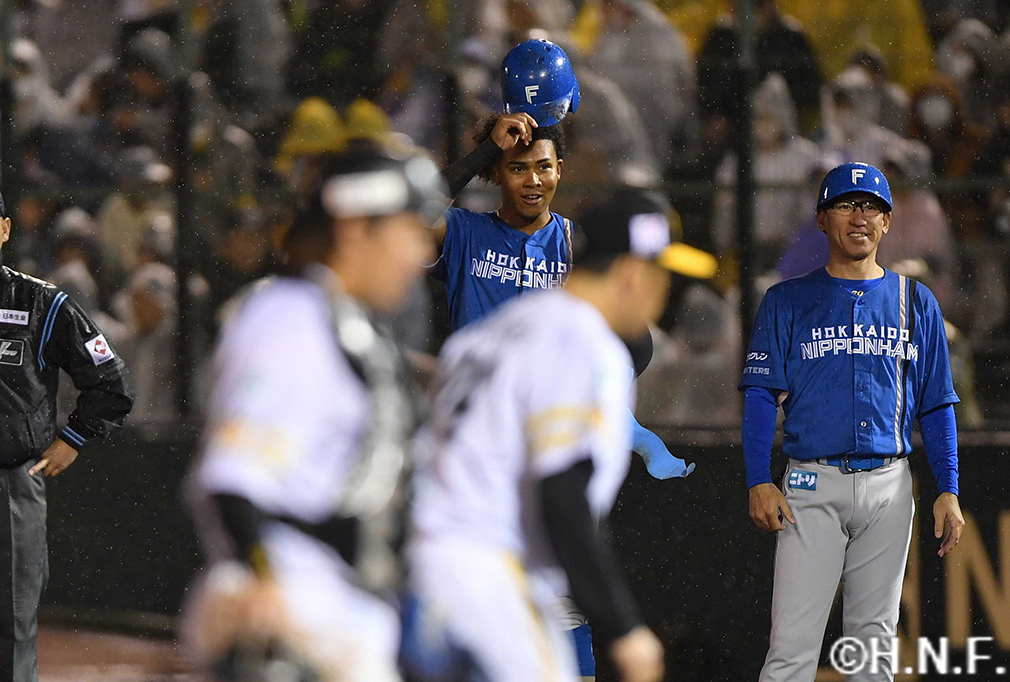 3回表、プロ初安打、初打点を記録した水谷選手